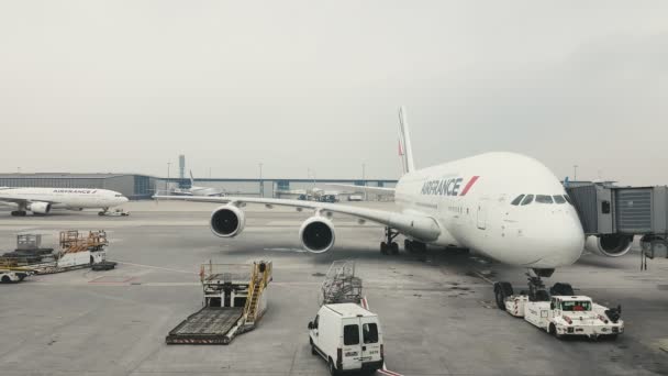 Paris Frankreich November 2017 Zwei Große Weiße Flugzeuge Stehen Auf — Stockvideo