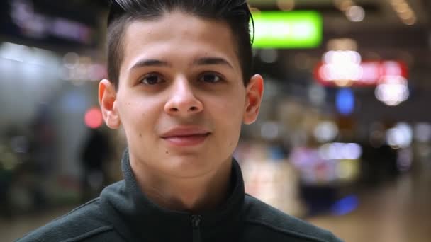 Joven Alegre Para Felizmente Elegante Centro Comercial Otoño Retrato Hombre — Vídeos de Stock