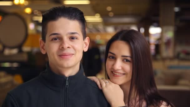 Gelukkige Jonge Paar Verliefd Permanent Lachend Samen Een Modern Winkelcentrum — Stockvideo