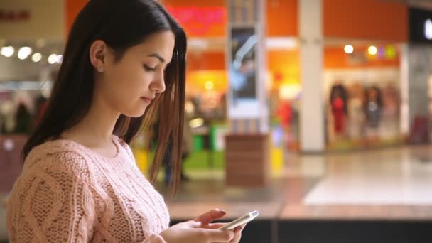 Chica Deportiva Para Mira Teléfono Inteligente Moderno Centro Comercial Perfil — Vídeos de Stock