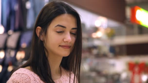 호리한 쇼핑몰 현대적인 몰에서 느슨한 머리로 여자의 초상화에 낙관적 청소년 — 비디오