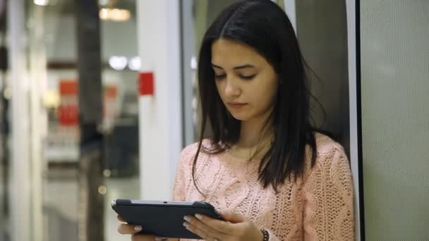 Ragazza Snella Alza Guarda Attentamente Suo Tablet Moderno Supermercato Ritratto — Video Stock
