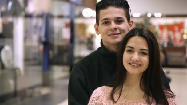 Een Gelukkige Jonge Paar Liefhebbers Permanent Lachend Samen Een Supermarkt — Stockvideo