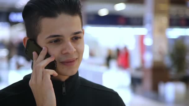 Улыбающийся Молодой Человек Разговаривает Смартфону Своей Возлюбленной Супермаркете Весёлый Взгляд — стоковое видео