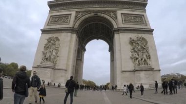 Paris, Fransa - 8 Kasım, kemer de Triomphe la Marseillaise (1792) ve Napoleon (1810) heykeller ve turistlere slo-mo sonbaharda 2017:A muhteşem görünümü