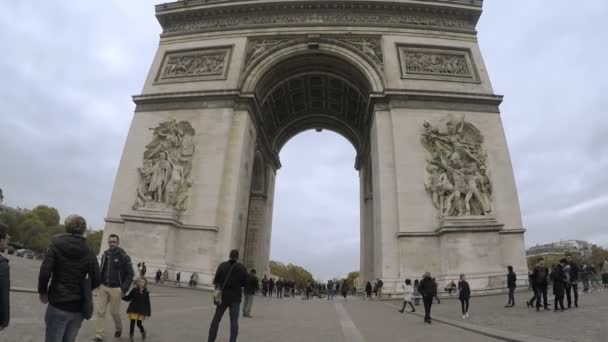 フランス マルセイエーズ 1792 ナポレオン 1810 彫刻スローモーションで秋の観光客とアーチの凱旋の豪華な眺めを 2017 — ストック動画