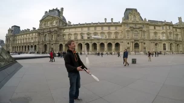 Paris Frankrijk November 2017 Vrolijke Weergave Van Een Slimme Man — Stockvideo