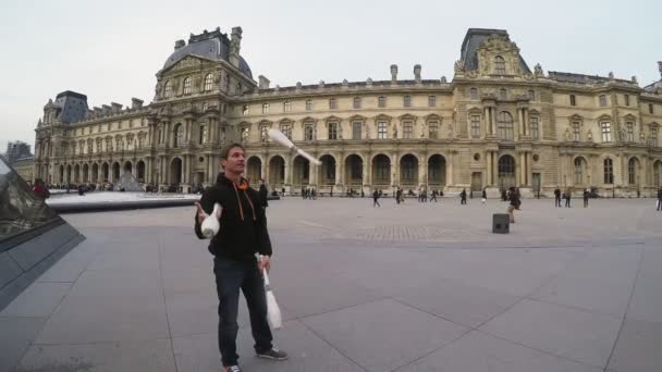 Paříž Francie Listopadu 2017 Optimistický Pohled Kousavý Mužské Žonglér Házel — Stock video
