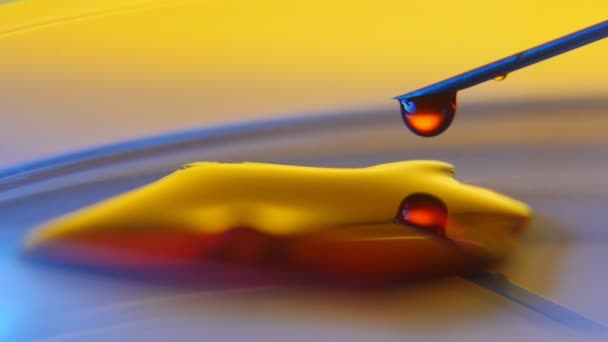 Des Gouttes Sang Rouge Tombent Aiguille Sur Une Surface Liquide — Video