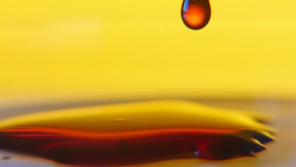 Des Gouttes Sang Rouge Tombent Sur Une Surface Liquide Ressemblant — Video