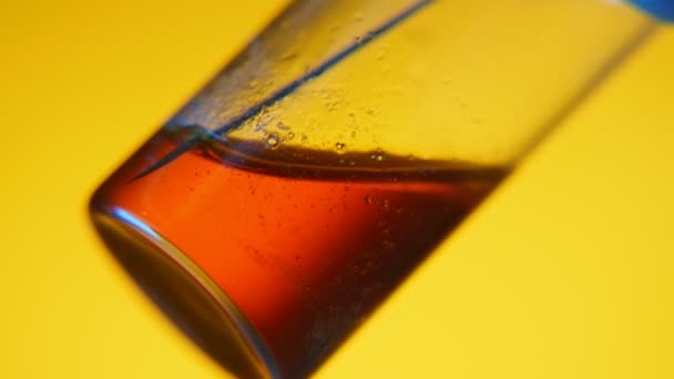 Liquido Rosso Viene Immerso Una Siringa Una Provetta Laboratorio Mediale — Video Stock