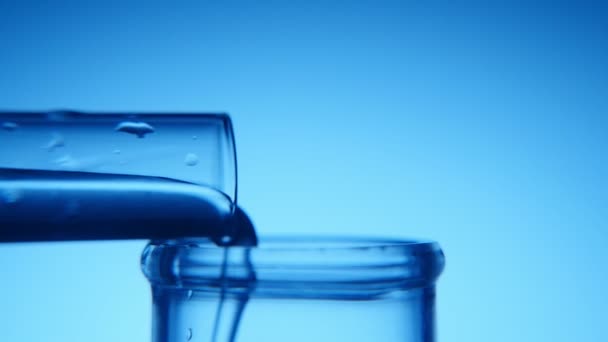 Чистая Вода Течет Узкой Трубки Широкую Химической Лаборатории Макроснимок Двух — стоковое видео