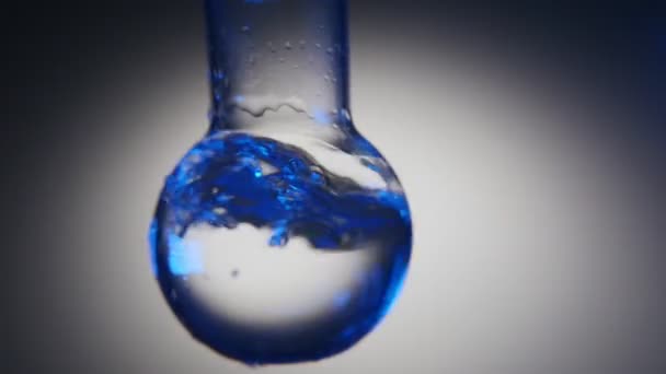 Acqua Lucida Con Tinte Brillanti Viene Agitata Pallone Rotondo Laboratorio — Video Stock