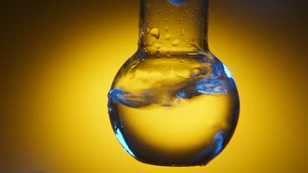 Agua Transparente Con Tintes Brillantes Agita Matraz Redondo Laboratorio Médico — Vídeo de stock