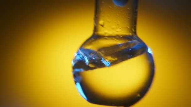 Destilliertes Wasser Mit Blauer Tönung Wird Einem Rundbodenkolben Einem Wissenschaftlichen — Stockvideo
