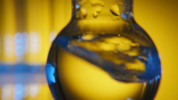 Чистая Вода Голубыми Оттенками Встряхивается Круглой Нижней Фляжке Химической Лаборатории — стоковое видео