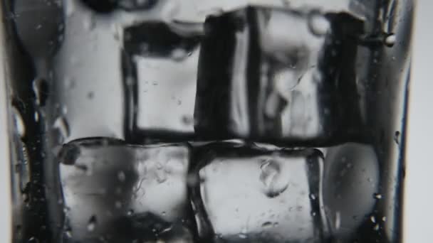 Les Glaçons Sont Jetés Dans Verre Moite Eau Propre Est — Video