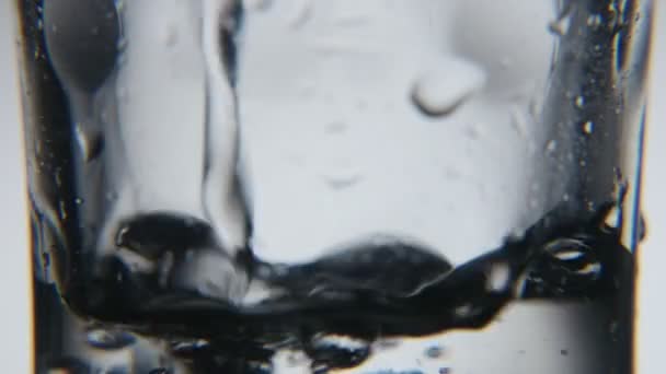 Eau Fraîche Est Versée Dans Verre Moite Les Glaçons Sont — Video