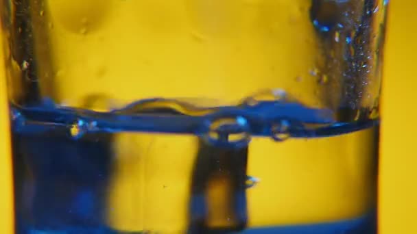 Cinque Grandi Cubetti Ghiaccio Vengono Gettati Bicchiere Cristallo Con Acqua — Video Stock
