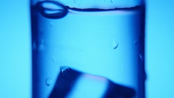 Три Больших Кубика Льда Брошены Прозрачный Стакан Свежей Водой Студии — стоковое видео