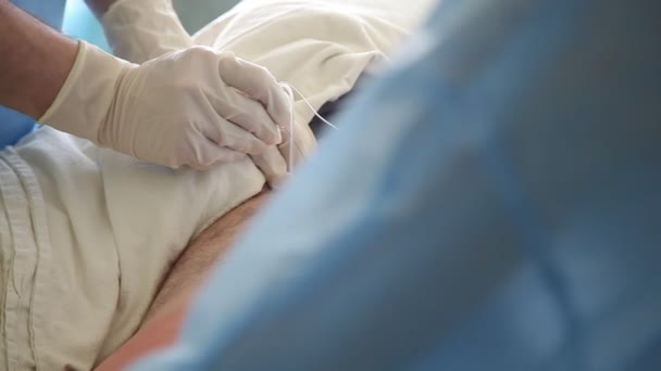 Cirujanos Ortopédicos Cosiendo Una Herida Cadera Quirófano Impresionante Primer Plano — Vídeo de stock