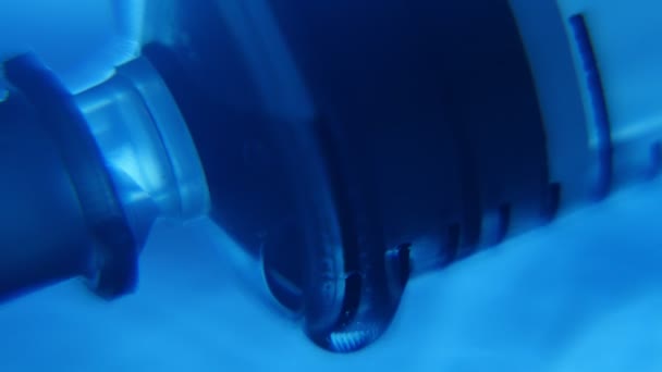 Agua Cristalina Aspirada Una Jeringa Sobre Una Superficie Vidriosa Laboratorio — Vídeo de stock