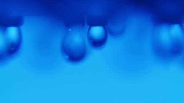 在一个艺术的蓝色浴室的金属喷嘴浇注的结晶水滴一个愉快的宏观镜头从一个金属淋浴管从一个美丽的浴室与蓝色墙壁的令人眼花缭乱的点点滴滴 — 图库视频影像