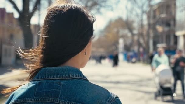 Ευτυχισμένος Κορίτσι Στέκεται Έναν Δρόμο Και Γυρίζει Cheerfuly Άνοιξη Αργή — Αρχείο Βίντεο