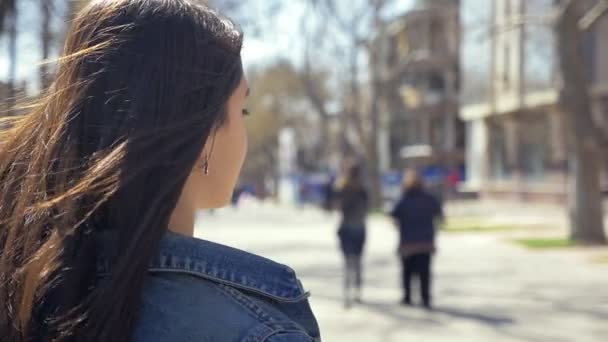 Mujer Con Estilo Para Una Calle Vuelve Alegre Primavera Slo — Vídeos de Stock