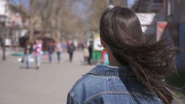 Mujer Joven Largo Una Calle Convierte Felizmente Primavera Slo Una — Vídeo de stock