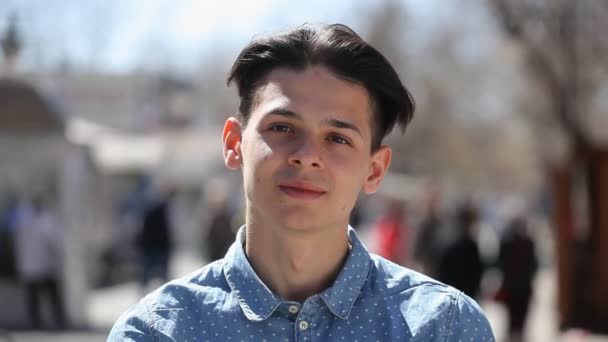 Приятный Молодой Человек Стоит Весело Улыбается Городской Улице Весной Портрет — стоковое видео