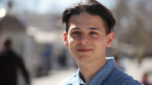 Joven Alegre Para Sonríe Con Corazón Abierto Una Calle Ciudad — Vídeo de stock