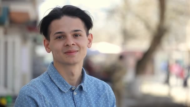 Erfolgreicher Junger Mann Zeigt Eine Liebesgeste Und Lächelt Frühling Auf — Stockvideo