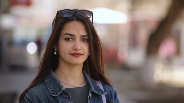 Charmante Jonge Vrouw Glimlacht Lacht Vrolijk Een Steegje Een Zonnige — Stockvideo