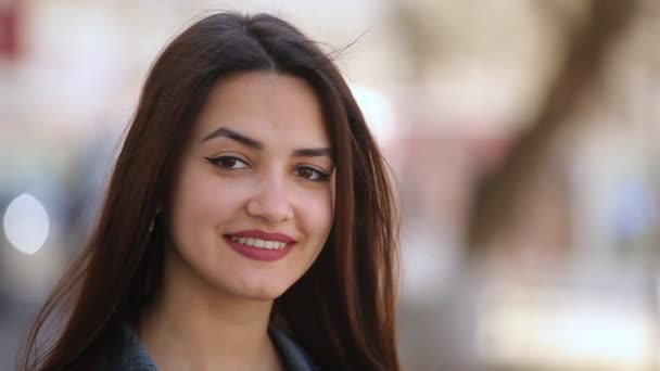 Çekici Genç Kadın Neşeyle Güneşli Bir Günde Bahar Portre Gülen — Stok video