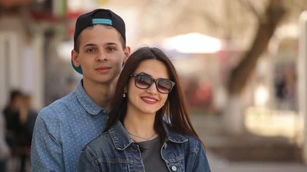 Glückliches Junges Paar Steht Einer Luftigen Gasse Und Lächelt Einem — Stockvideo