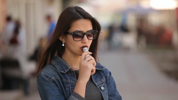 Femme Élégante Fume Une Cigarette Électronique Souffle Beaucoup Fumée Sur — Video