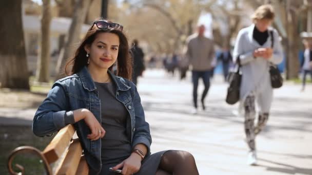 Sorrindo Jovem Mulher Sentada Banco Beco Dia Ensolarado Primavera Retrato — Vídeo de Stock