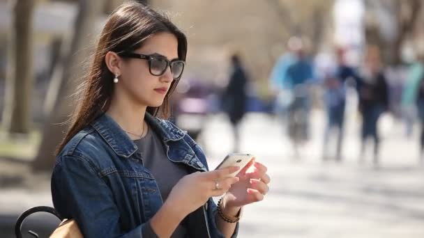 Молодая Женщина Коснулась Экрана Своего Мобильного Телефона Сидя Скамейке Переулке — стоковое видео