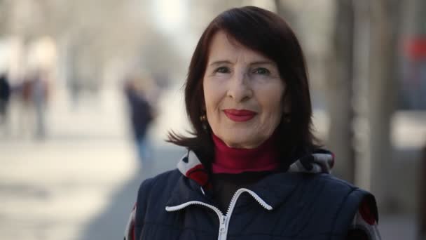 Una Mujer Feliz Con Una Chaqueta Deportiva Sonríe Para Callejón — Vídeos de Stock