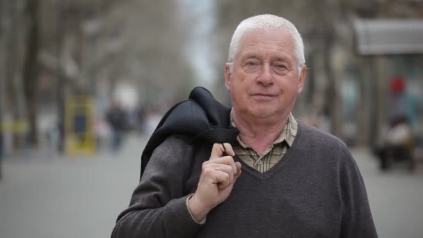 Homem Sênior Década Setenta Está Beco Com Uma Jaqueta Seu — Vídeo de Stock