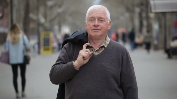 Hombre Mayor Setenta Años Encuentra Callejón Con Una Chaqueta Hombro — Vídeos de Stock