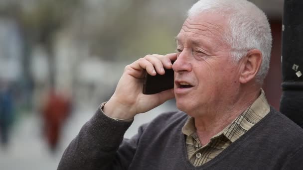 Starszy Człowiek Szczękając Smartphone Jego Kumpel Alejce Wiosną Profil Człowieka — Wideo stockowe