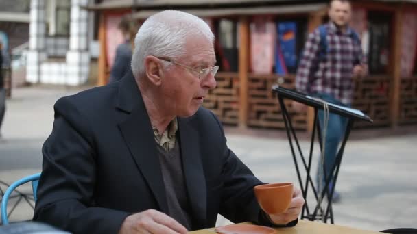 Jistý Starý Muž Těší Jeho Život Pití Čaje Moderní Kavárně — Stock video