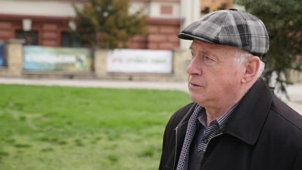 Bilge Yaşlı Adam Gidiyor Bahar Damalı Bir Kap Bir Park — Stok video