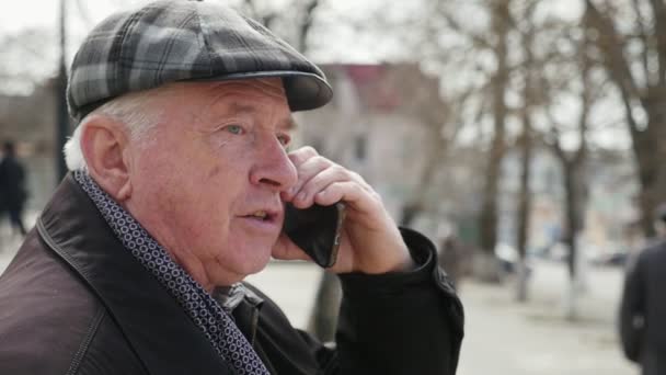 Χαρωπή Παλιά Άνθρωπος Μιλά Στο Smartphone Τον Φίλο Του Στις — Αρχείο Βίντεο