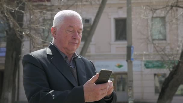 Expirienced Erkek Bilgi Bir Arka Sokakta Yaptığı Telefon Bahar Yavaş — Stok video