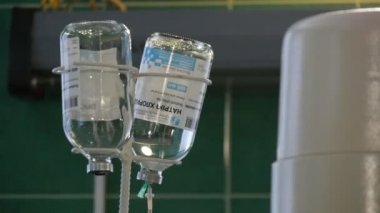 İki şişe ters düşen damlaları salin için intravenöz infüzyon ile sabit ile sabit bir damla sayacı Hastanesi koğuşuna bir tıbbi damla sayacı geldi görünümünü için boncuk damlama ile serum iki şişe