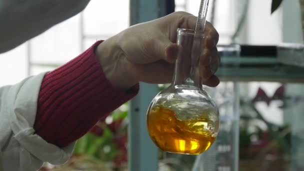 Main Homme Tourne Une Fiole Verre Avec Liquide Jaune Tube — Video