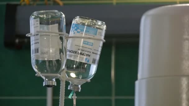 Şişe Ters Düşen Damlaları Salin Için Intravenöz Infüzyon Ile Sabit — Stok video